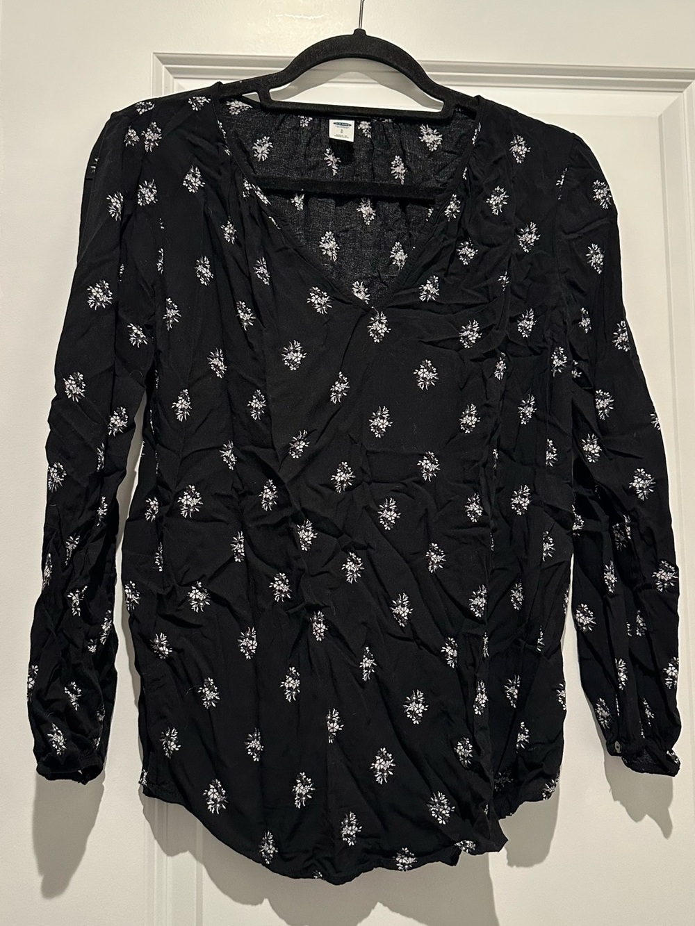 Old Navy Black Long-Sleeve V-Neck Floral Print Top